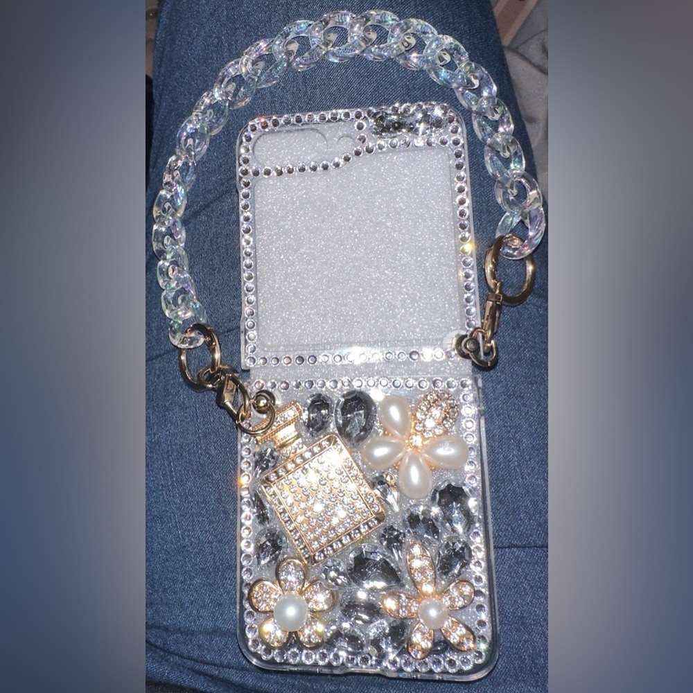 ๐ Glam Luxe Samsung Z Flip 5 Case โ Rhinestone & Pearl Charm - Picture 4 of 6